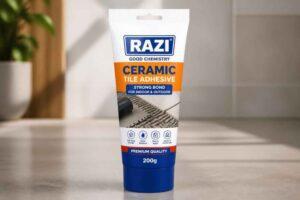 Tubka kleju RAZI do płytek ceramicznych na jasnym blacie