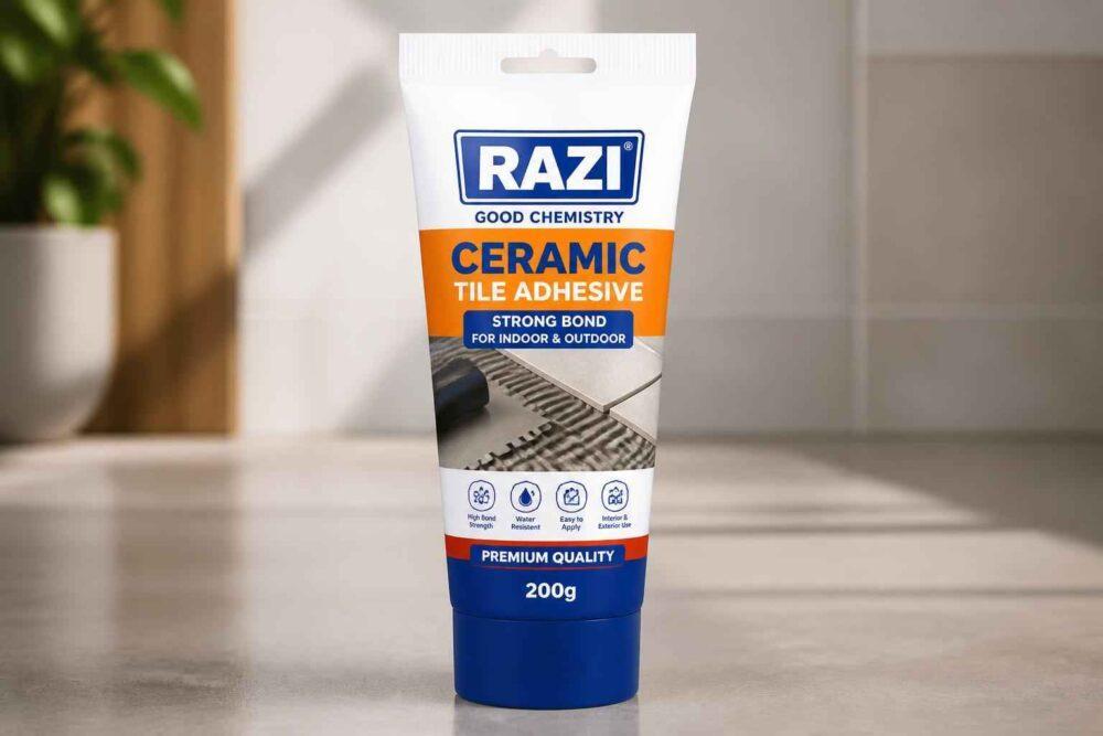 Tubka kleju RAZI do płytek ceramicznych na jasnym blacie